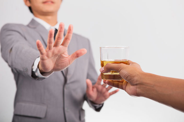 お酒が弱くてもボーイ(黒服)の仕事はできる?「飲酒を勧められた時の対策」を知れば安心! メンズ体入PLUS お酒が弱くてもボーイ(黒服)の仕事はできる?「飲酒を勧められた時の対策」を知れば安心! メンズ体入PLUS